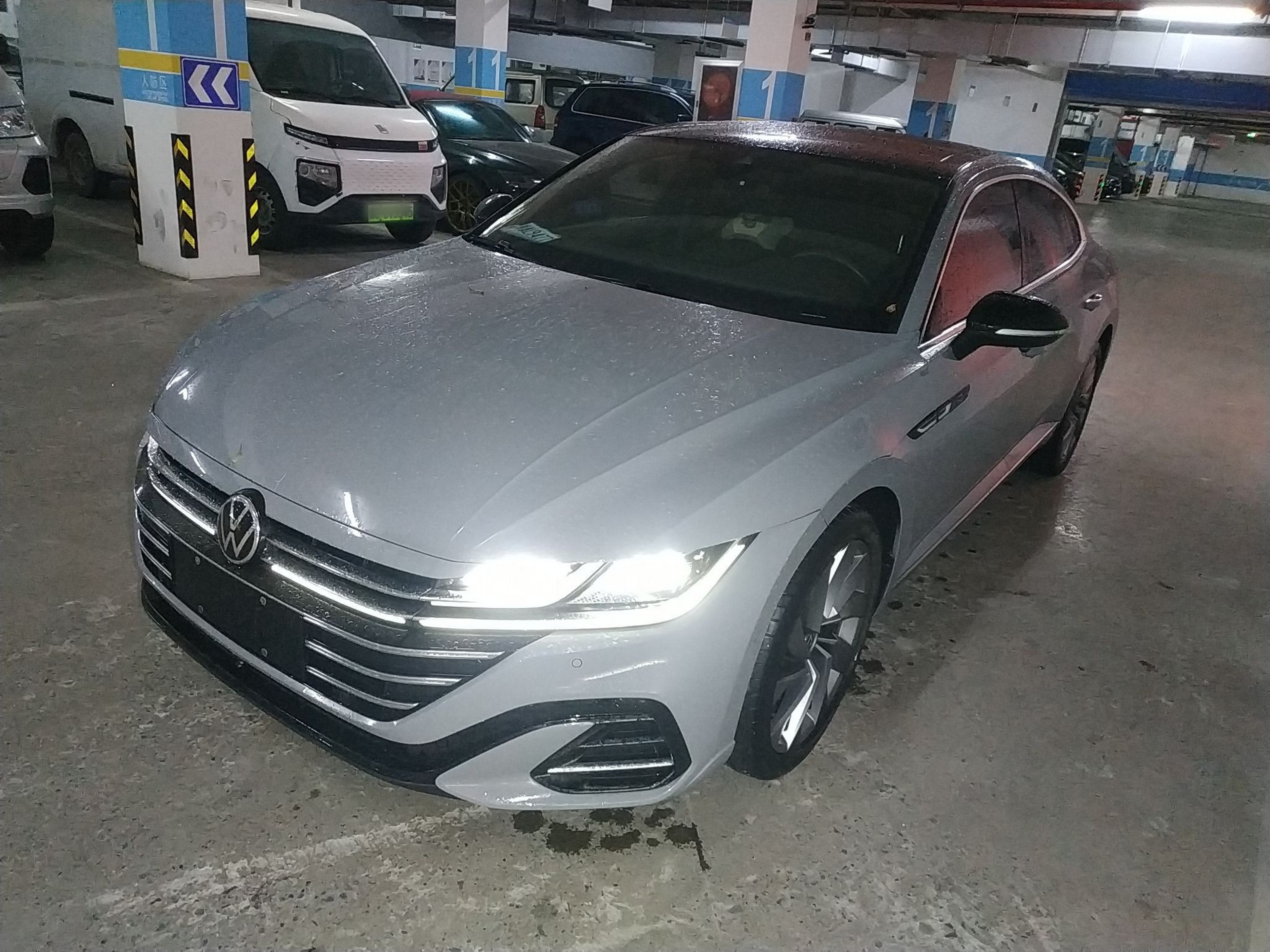 Под передней частью автомобиля