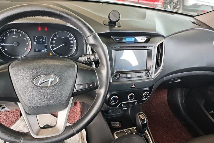 Used Hyundai ix25 2015 1.6L Automatic Two-Wheel Drive Smart GLS Trim Center Console