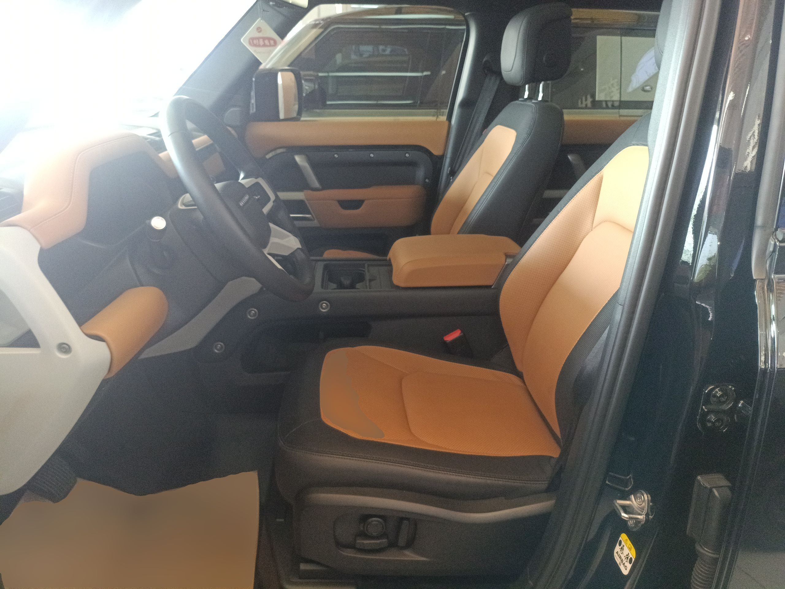 المقاعد الأمامية داخل السيارة