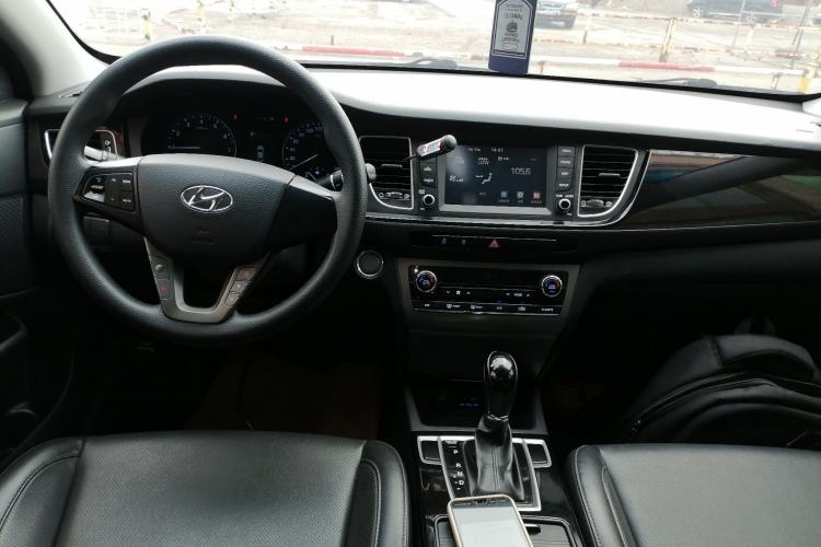 Used Hyundai Mistra 2016 1.8L Automatic Smart GLS Center Console