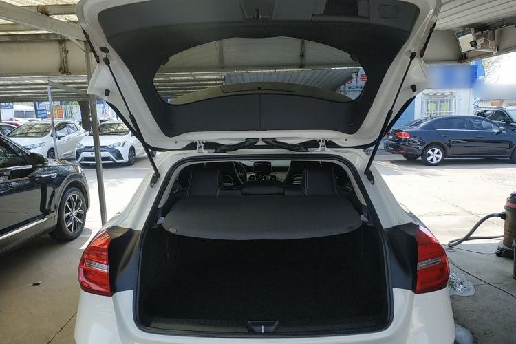 Used Mercedes-Benz GLA 2015 GLA 220 4MATIC Fashion Model Trunk