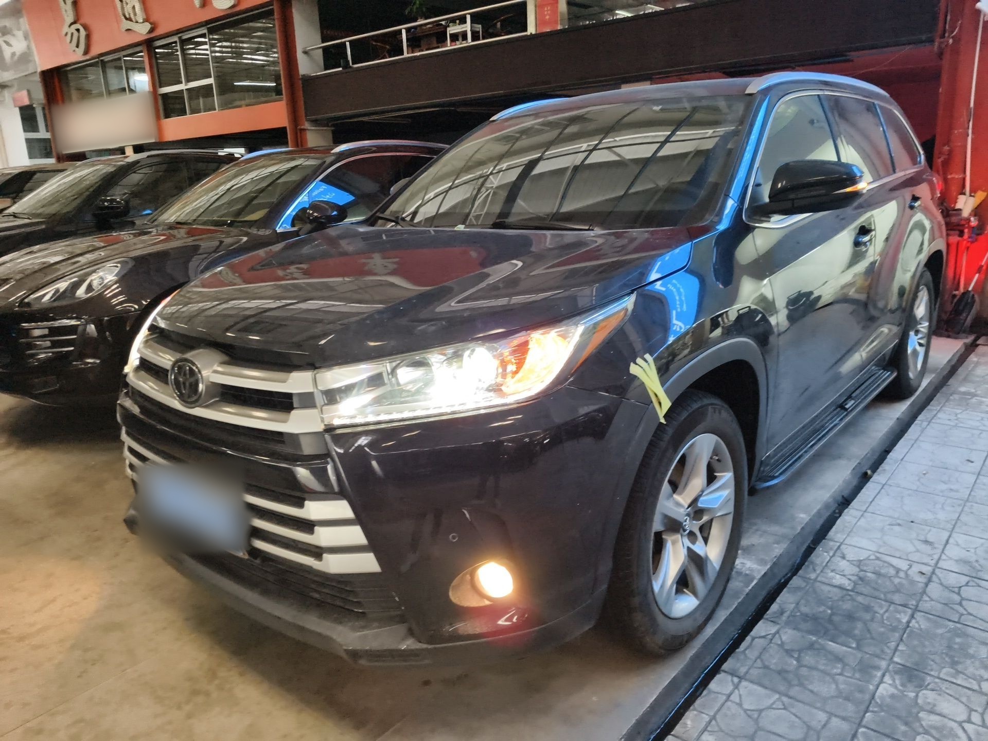 Под передней частью автомобиля