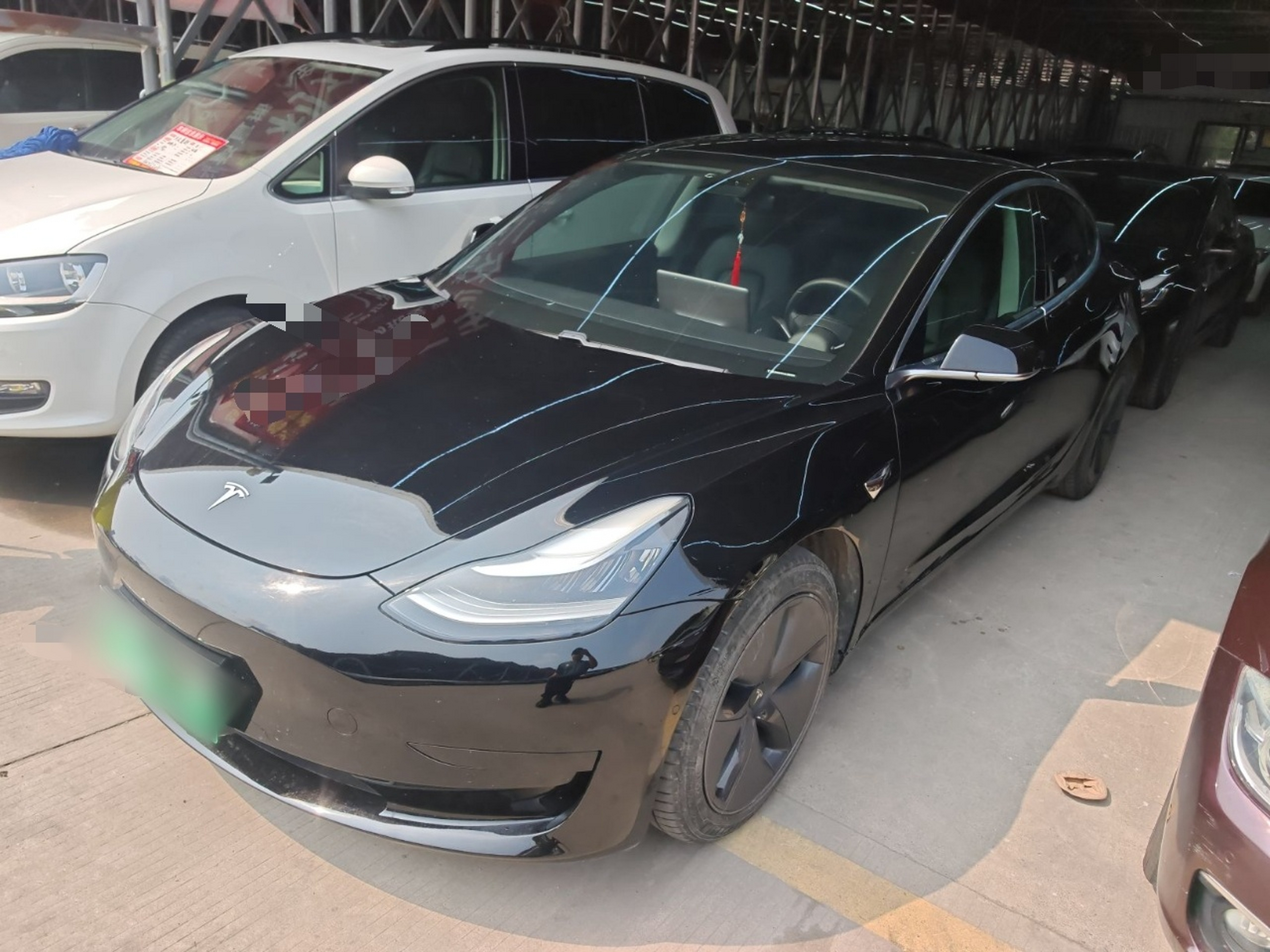 تحت مقدمة السيارة