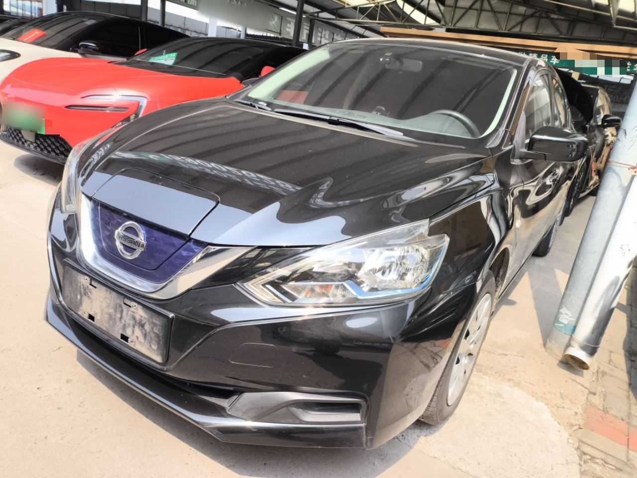 تحت مقدمة السيارة