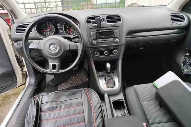 Used Volkswagen Golf 2012 1.6L Automatic Comfort Model Center Console