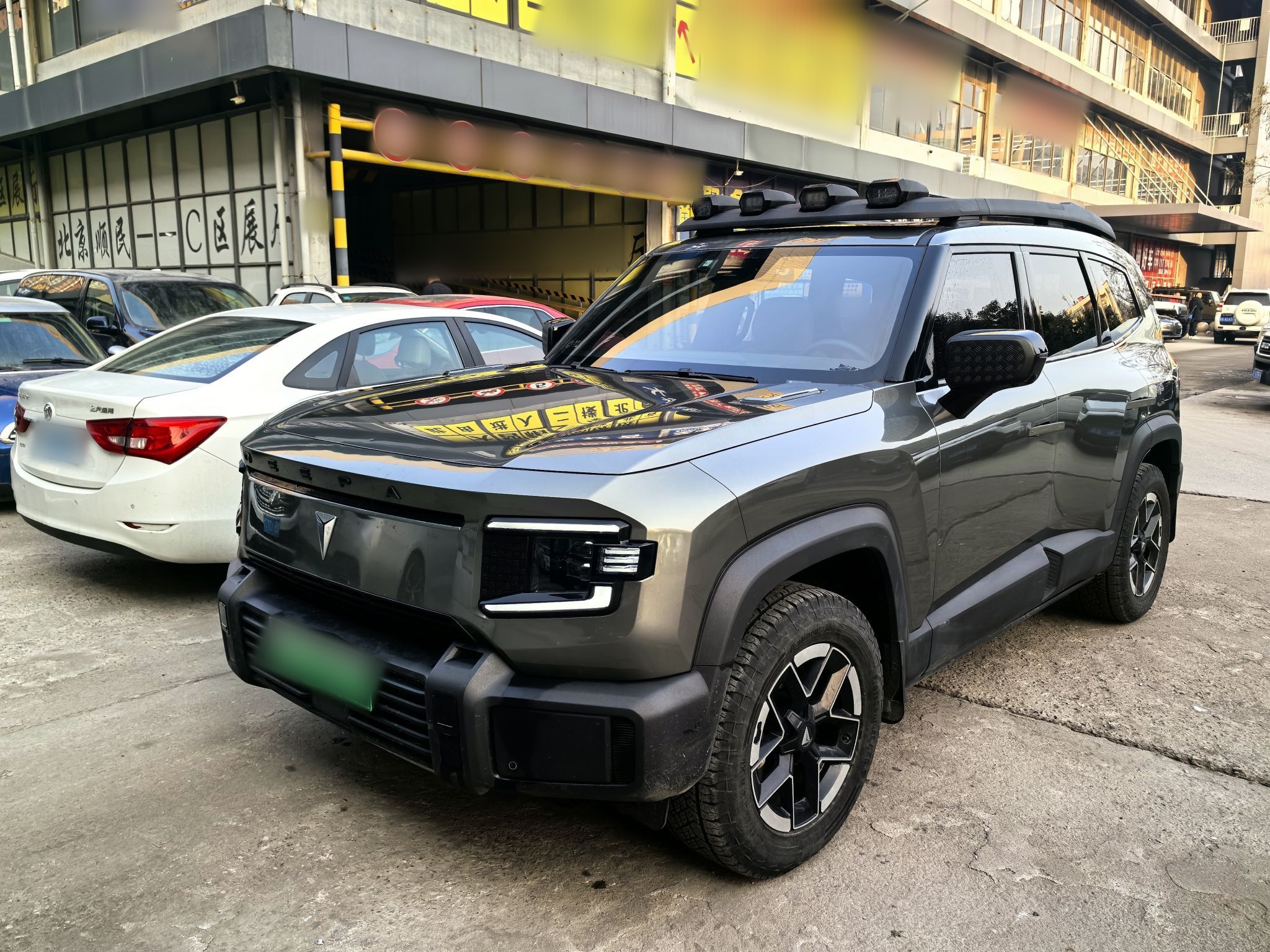 تحت مقدمة السيارة