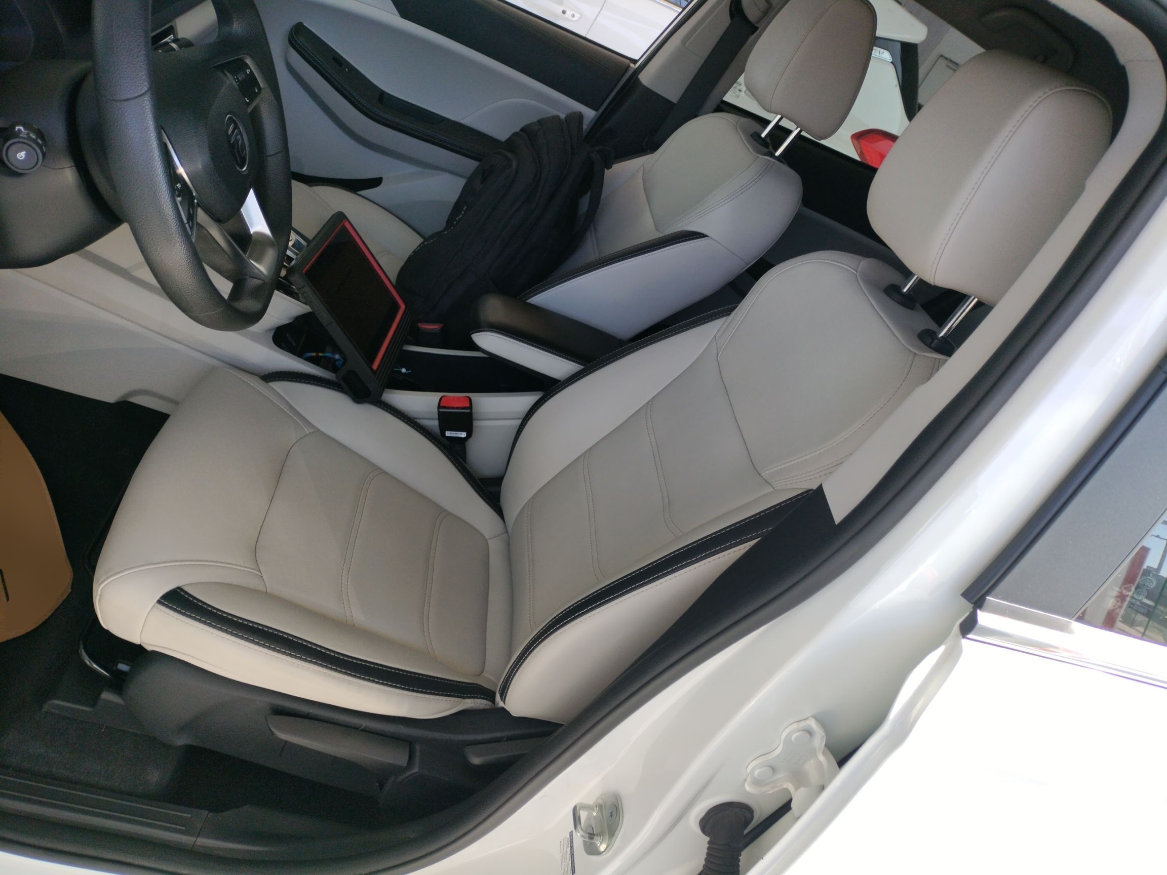 Переднее сиденье в автомобиле