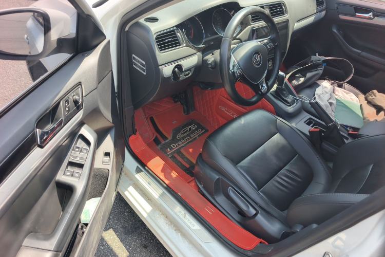 Used Volkswagen Sagitar 2015 230TSI Automatic Comfort Version Driver Seat