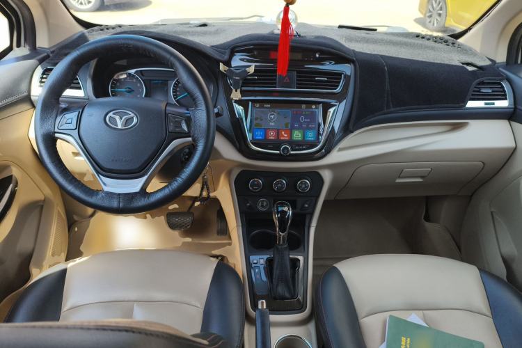 Used FAW Yingzhi 737 2016 1.5L CVT Luxury Navigation Edition Center Console