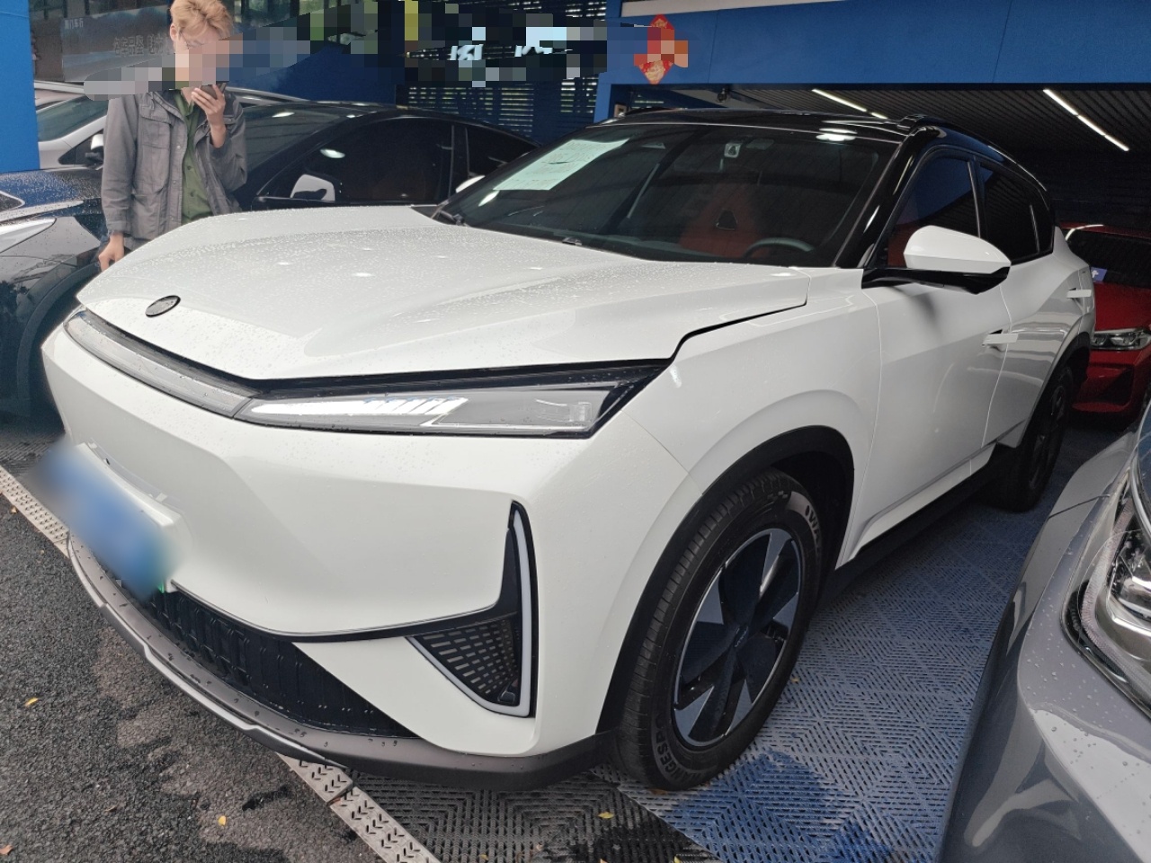 تحت مقدمة السيارة