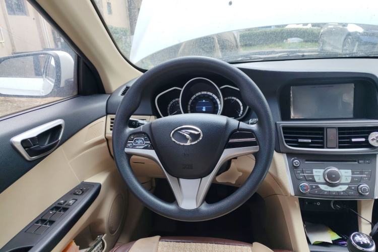 Used Soueast V6 Lingshi 2014 1.5L Manual Luxury Edition for Women