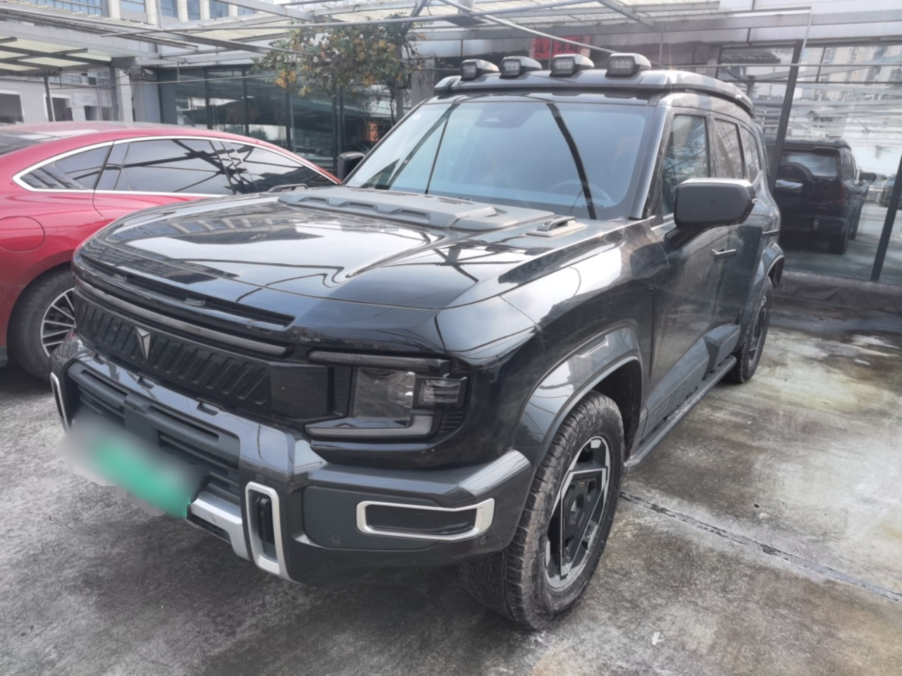 Под передней частью автомобиля