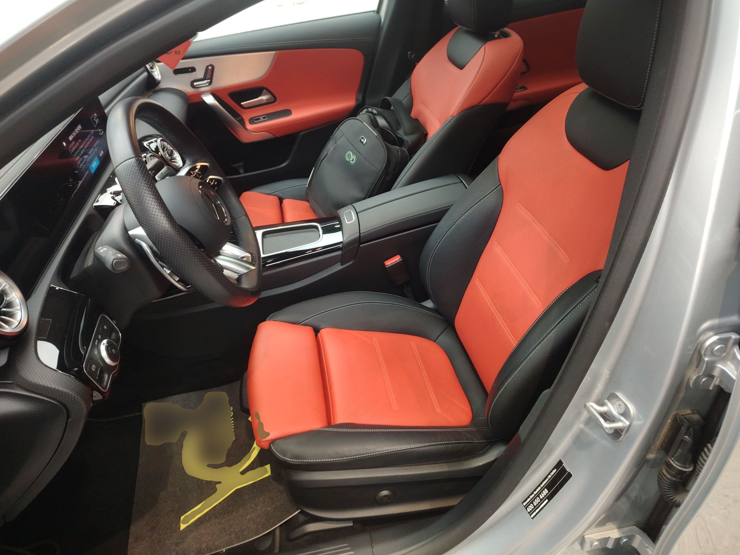 المقاعد الأمامية داخل السيارة