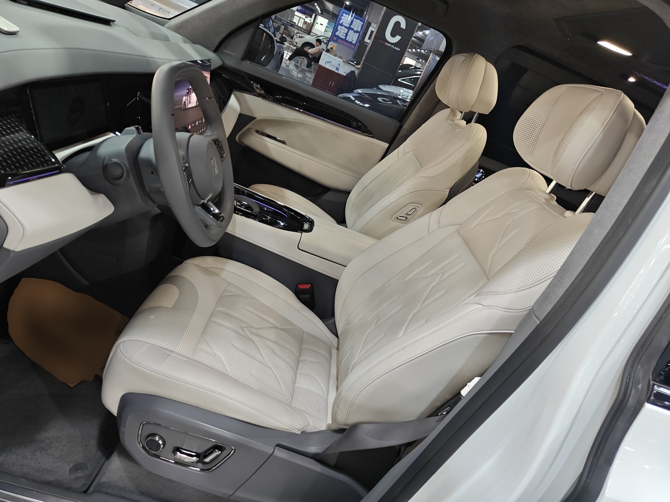 Переднее сиденье в автомобиле