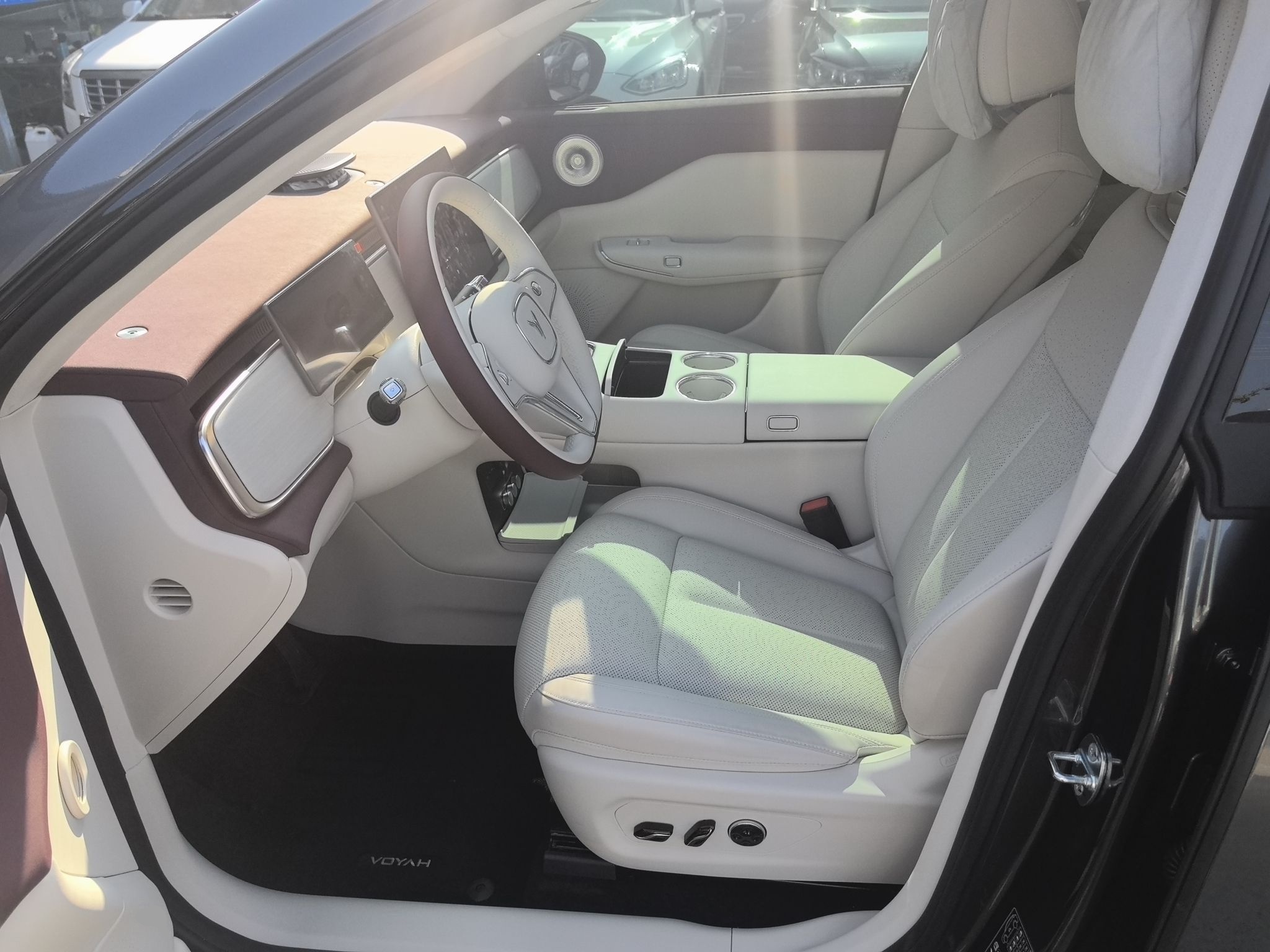 Переднее сиденье в автомобиле