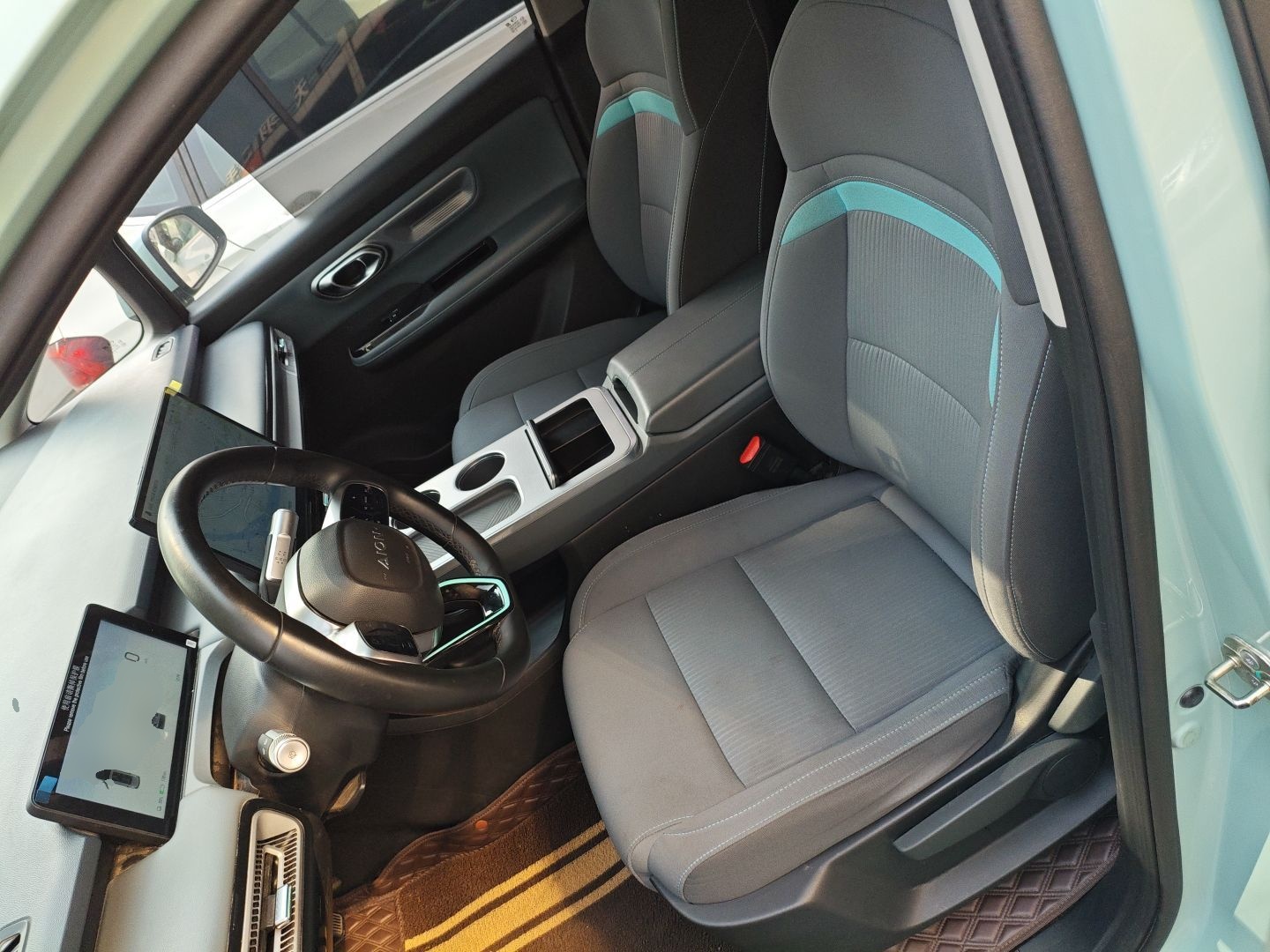 Переднее сиденье в автомобиле