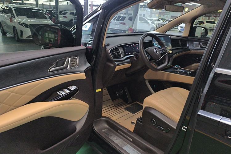 Used Denza D9 2025 DM-i Smart Drive 1020 Four-Wheel Drive Deluxe Model
