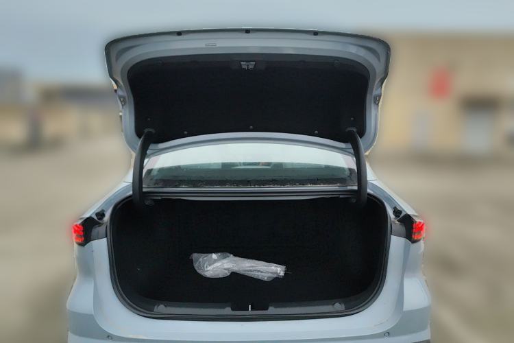 Used Geely Galaxy L6 2025 EM-i 140km Long-Range Version Trunk