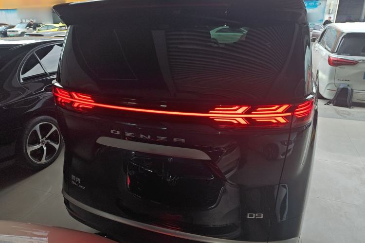 Used Denza D9 2022 DM-i 970 Four-Wheel Drive Prestige Model
