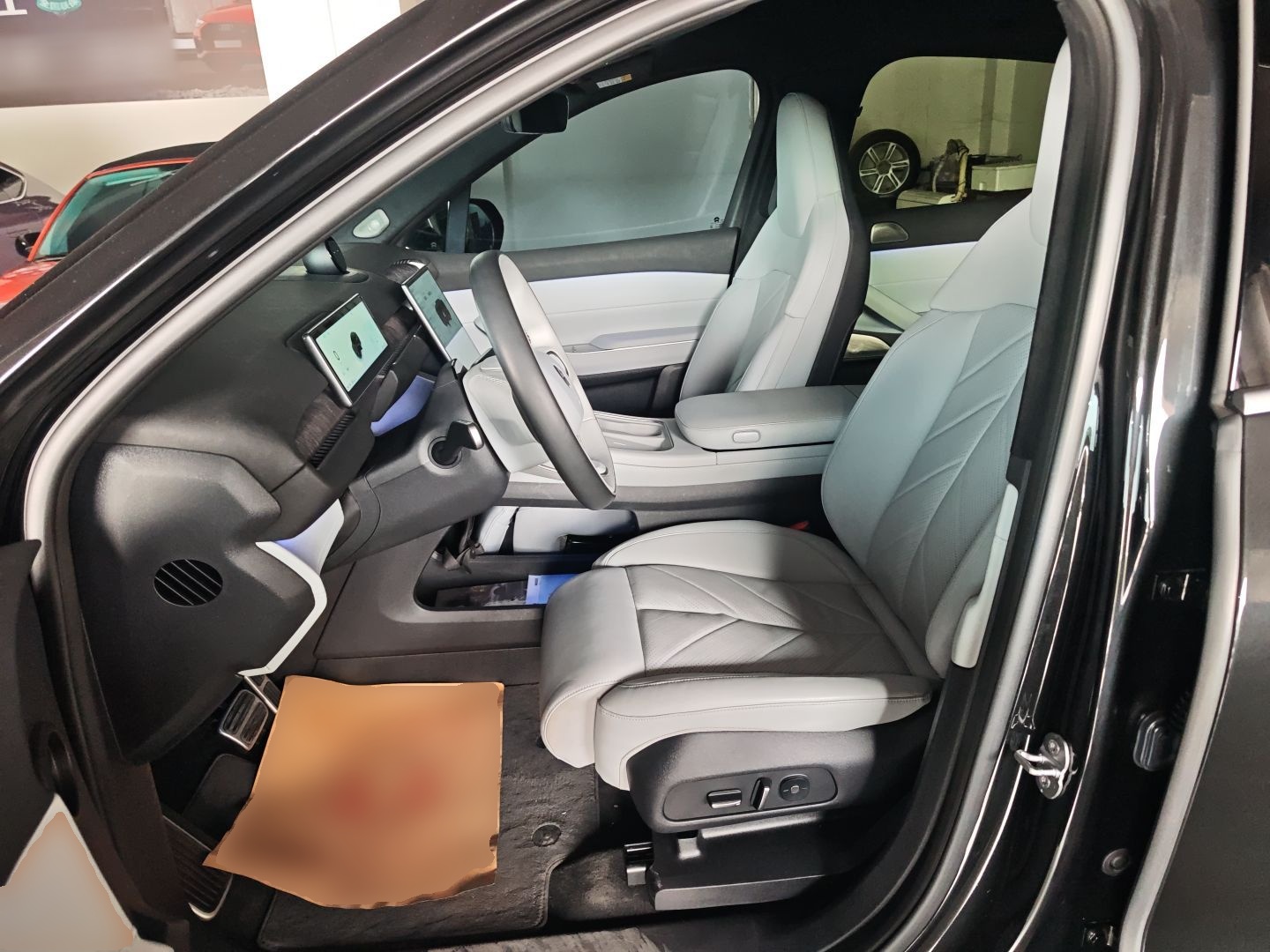 المقاعد الأمامية داخل السيارة