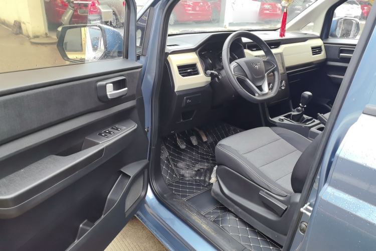 Used Wuling Hongguang PLUS 2019 1.5T Manual Comfort Version 7 Seats
