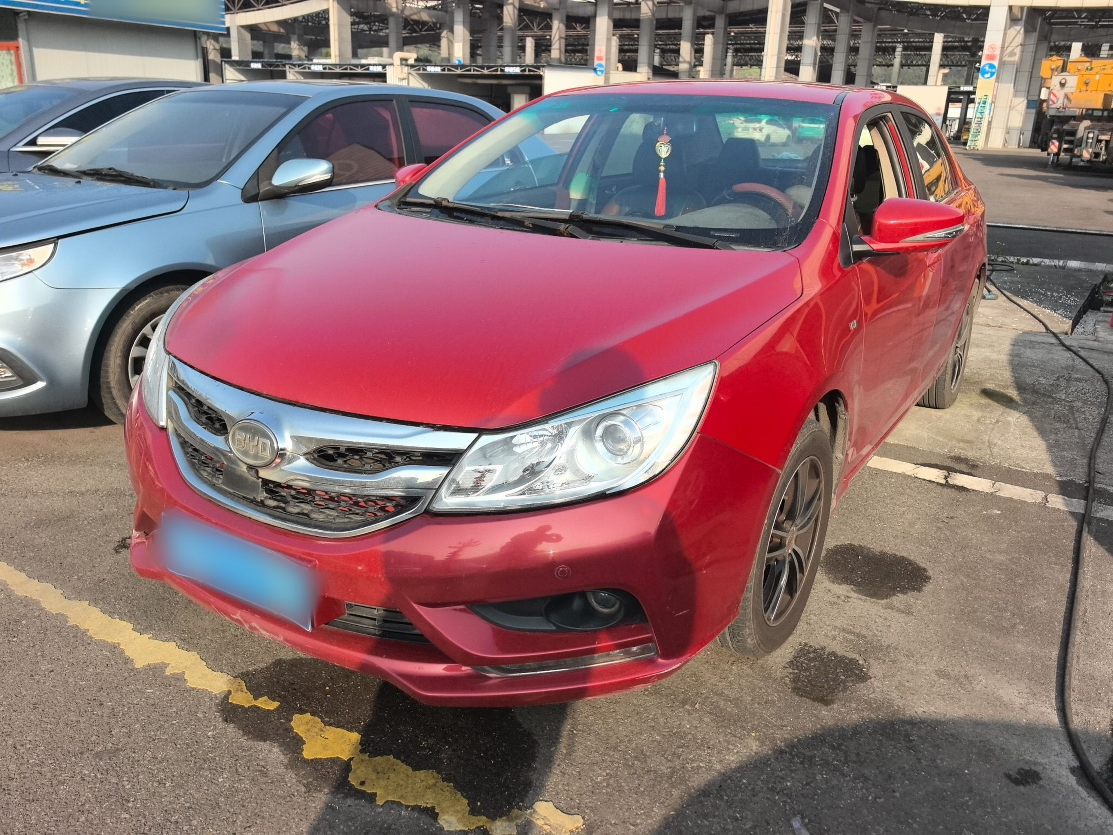 Под передней частью автомобиля