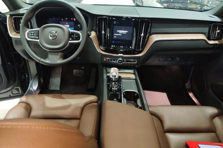 Used Volvo XC60 2024 B5 4x4 Smart Luxury Edition Center Console