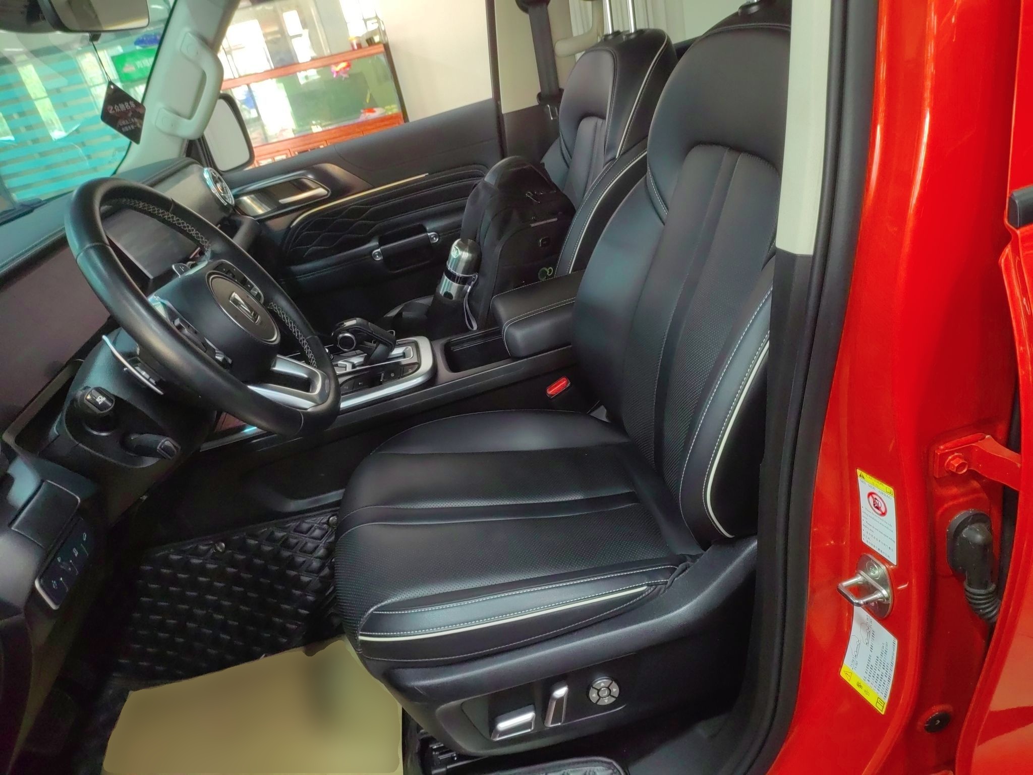 Переднее сиденье в автомобиле