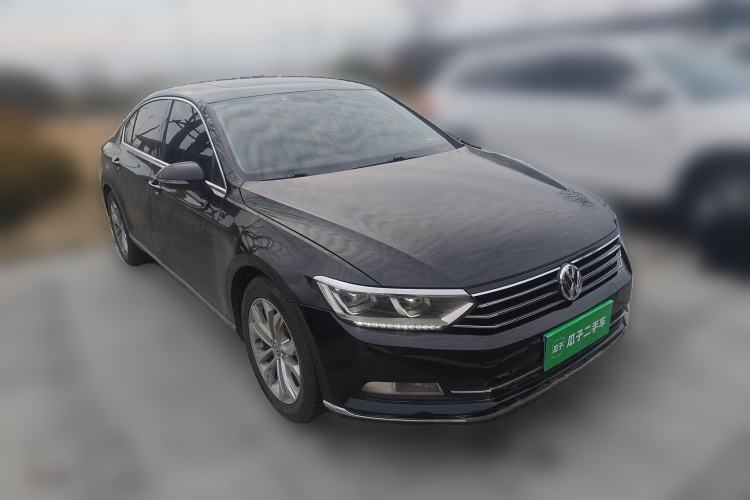 Used Volkswagen Magotan 2017 330TSI DSG Luxury Model Front Right 45 Deg