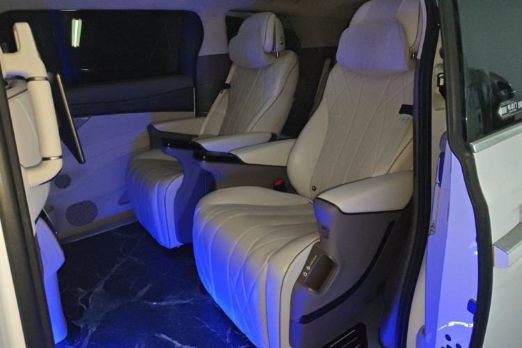 Used Denza D9 2022 DM-i 970 Four-Wheel Drive Flagship Model Left Rear Seat