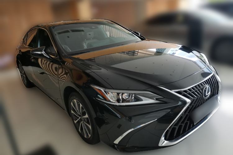 Used Lexus ES 2022 300h Excellence Edition Front Right 45 Deg