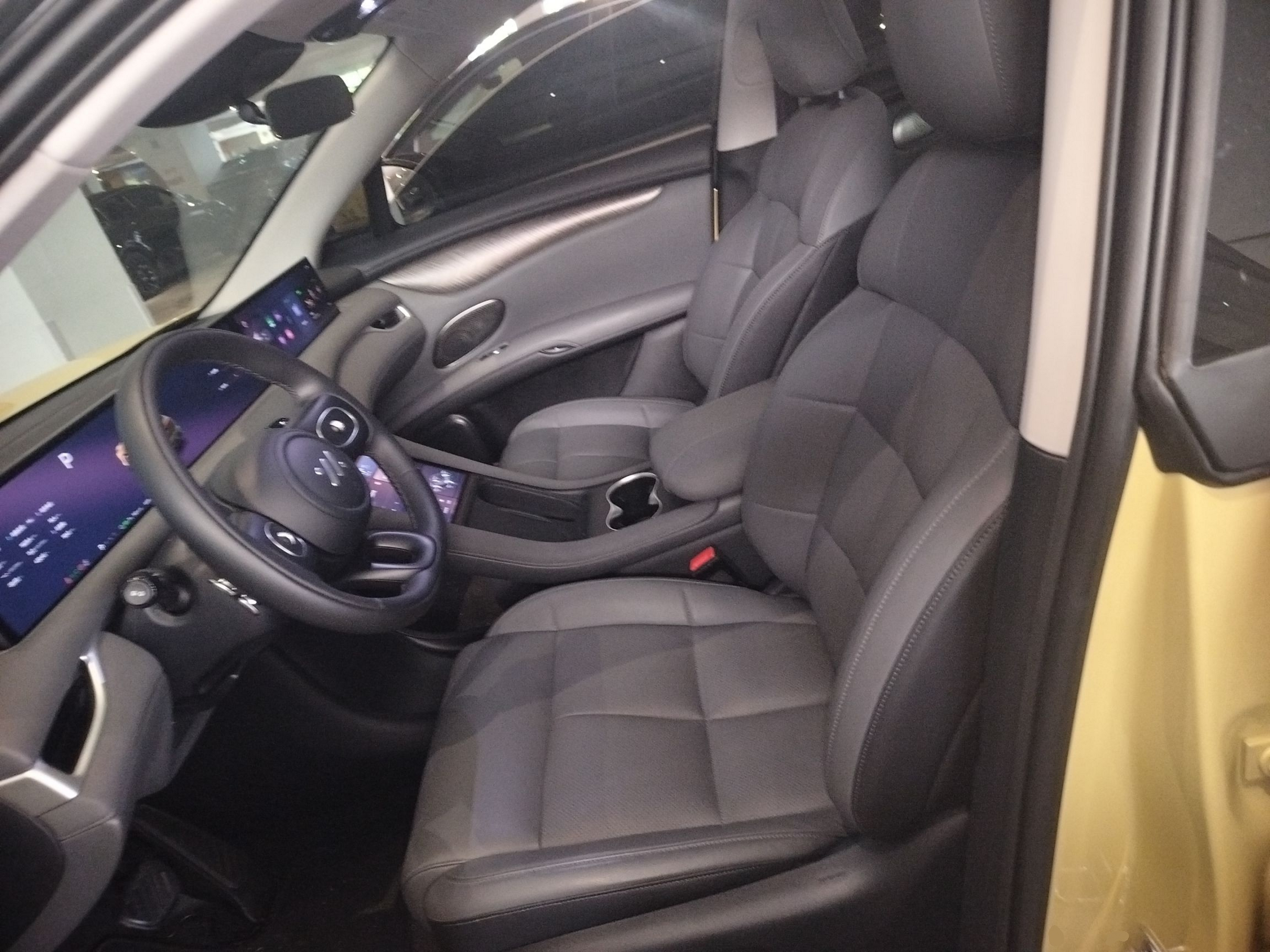 Переднее сиденье в автомобиле