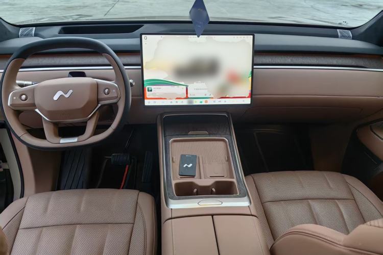 Used ONVO Luxeed L90 2025 Model—Max Six-Seater Version Center Console