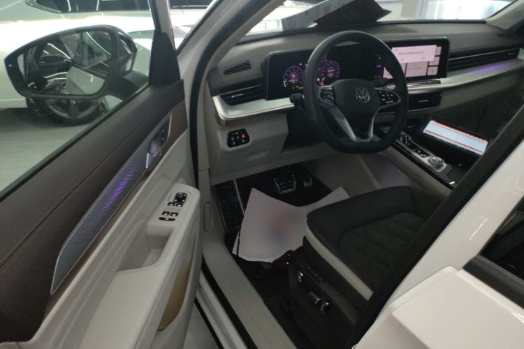 Used Volkswagen Tavendor 2024 380TSI All-Wheel-Drive R-Line Cruise Premium Edition Driver Seat