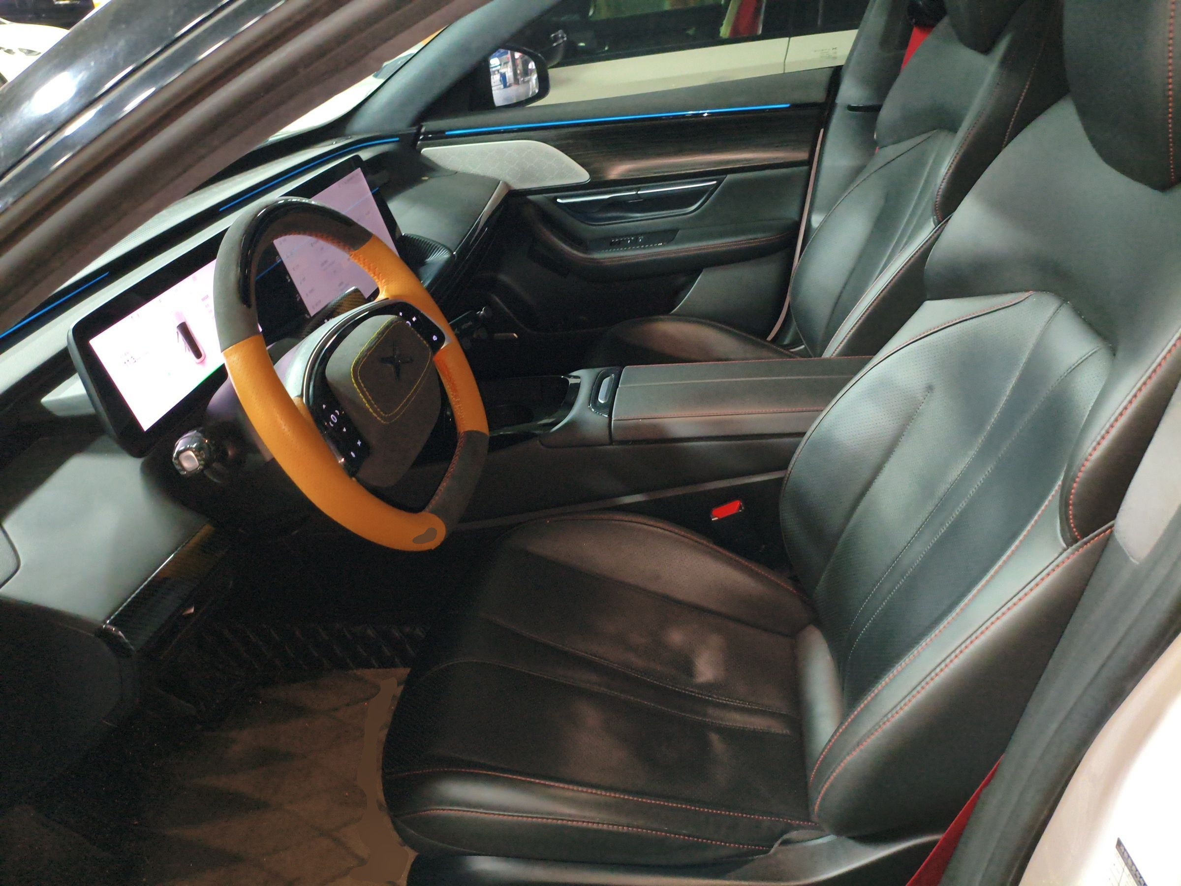 المقاعد الأمامية داخل السيارة