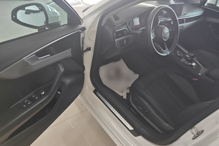 Used Audi A4L 2019 40 TFSI Ambition China VI Interior 4
