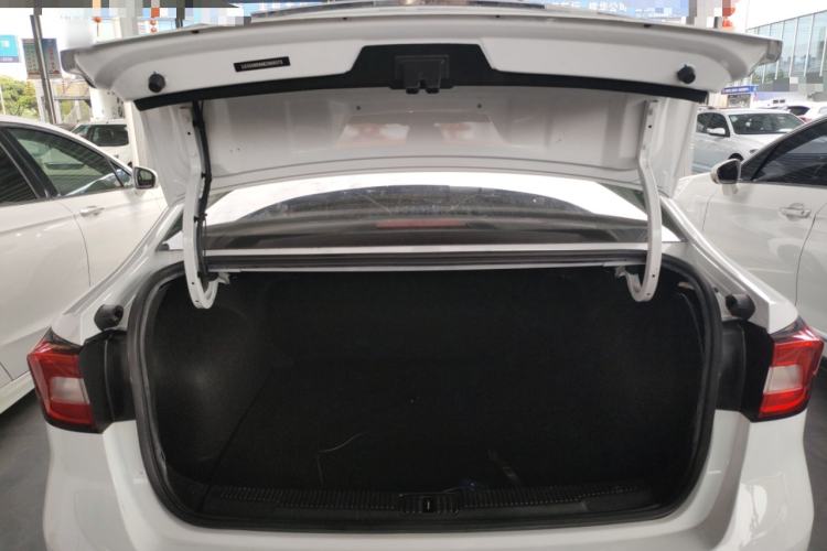 Used Roewe i5 2019 1.5L Manual 4G Connectable Langhao Edition Trunk