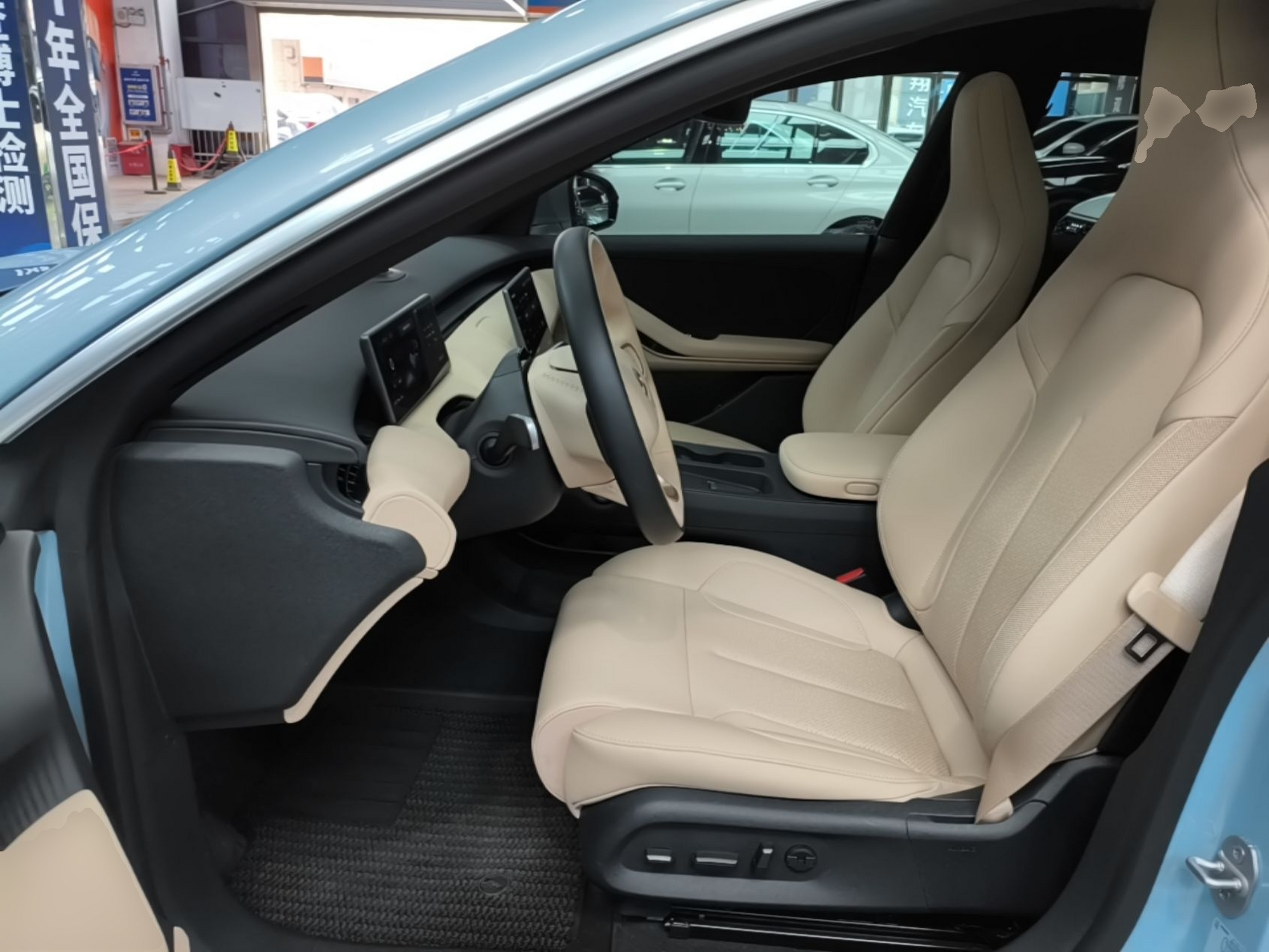 المقاعد الأمامية داخل السيارة
