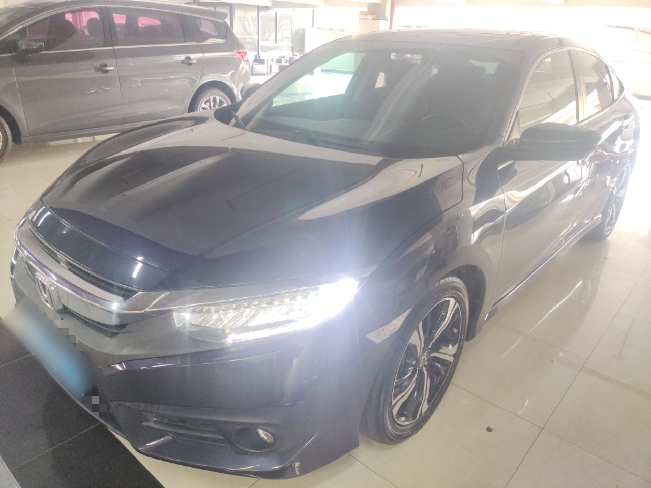 تحت مقدمة السيارة