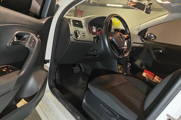 Used Volkswagen Polo 2016 1.6L Automatic Comfort Model
