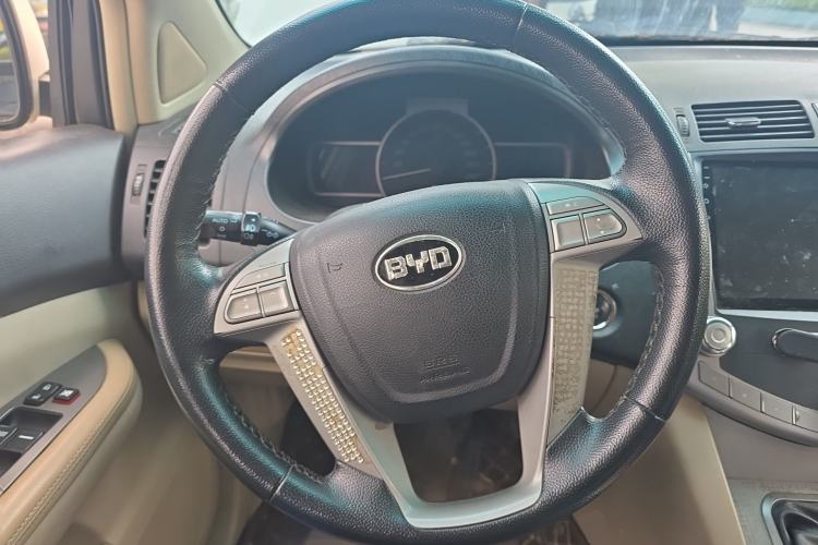 Used BYD S6 2014 2.0L Manual Luxury 5-Seater Steering Wheel