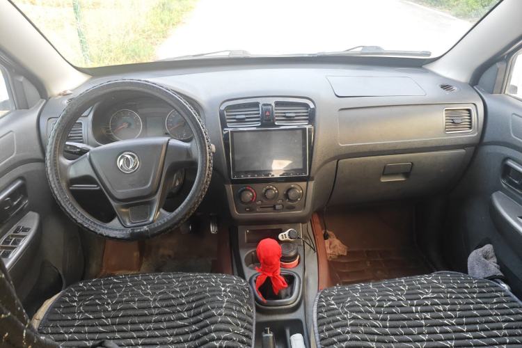 Used Dongfeng Fengon 330 2014 1.5L Manual Utility Version DK15 Center Console