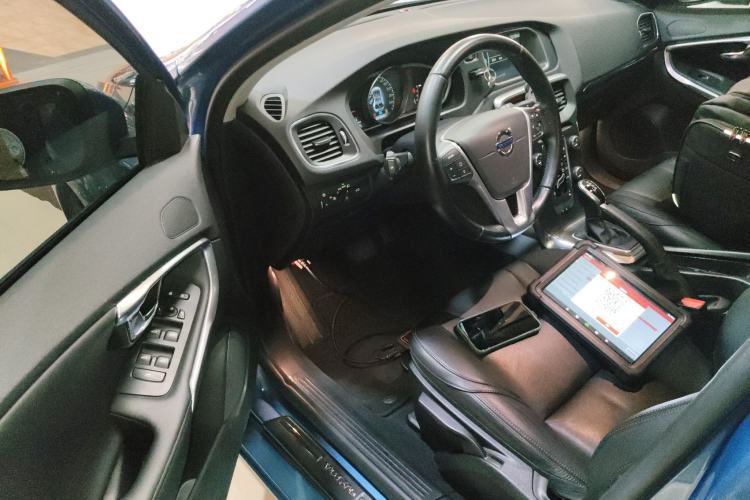 Used Volvo V40 2015 1.6T Zhiyi Edition
