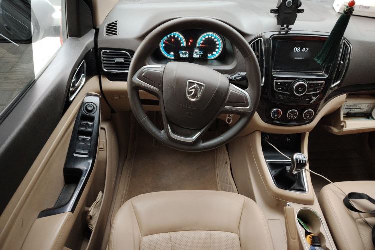 Used Baojun 730 2014 1.5L manual Comfort version 7 seats