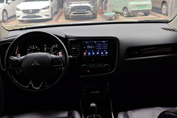 Used Mitsubishi Outlander 2019 2.4L Two-Wheel Drive ZhiXing Version 5 Seats China V Emission Standard Center Console