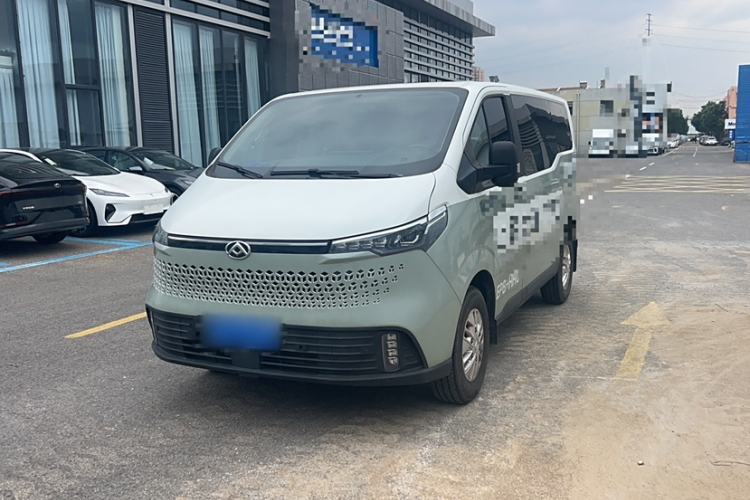 Used SAIC MAXUS Xintu V70 2023 2.0T Elite Edition Manual Transmission Short Wheelbase Low Roof 5/6 Seats (125 hp)
