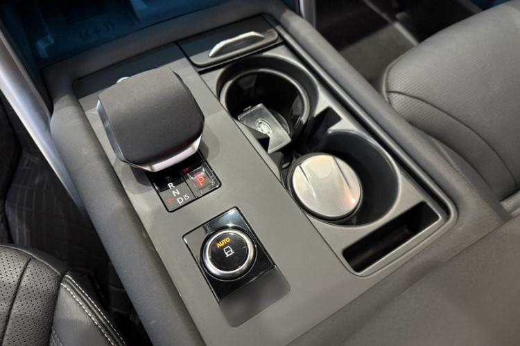 Used Land Rover Discovery 2023 Revised Version 360 PS R-Dynamic S Interior 3