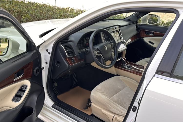 Used Toyota Crown 2015 2.5L Standard Edition Interior 1