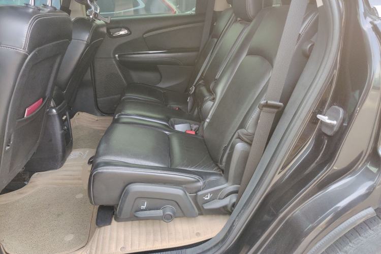 Used Dodge Journey 2013 2.4L Two-Wheel Drive Luxury Version Left Rear Seat