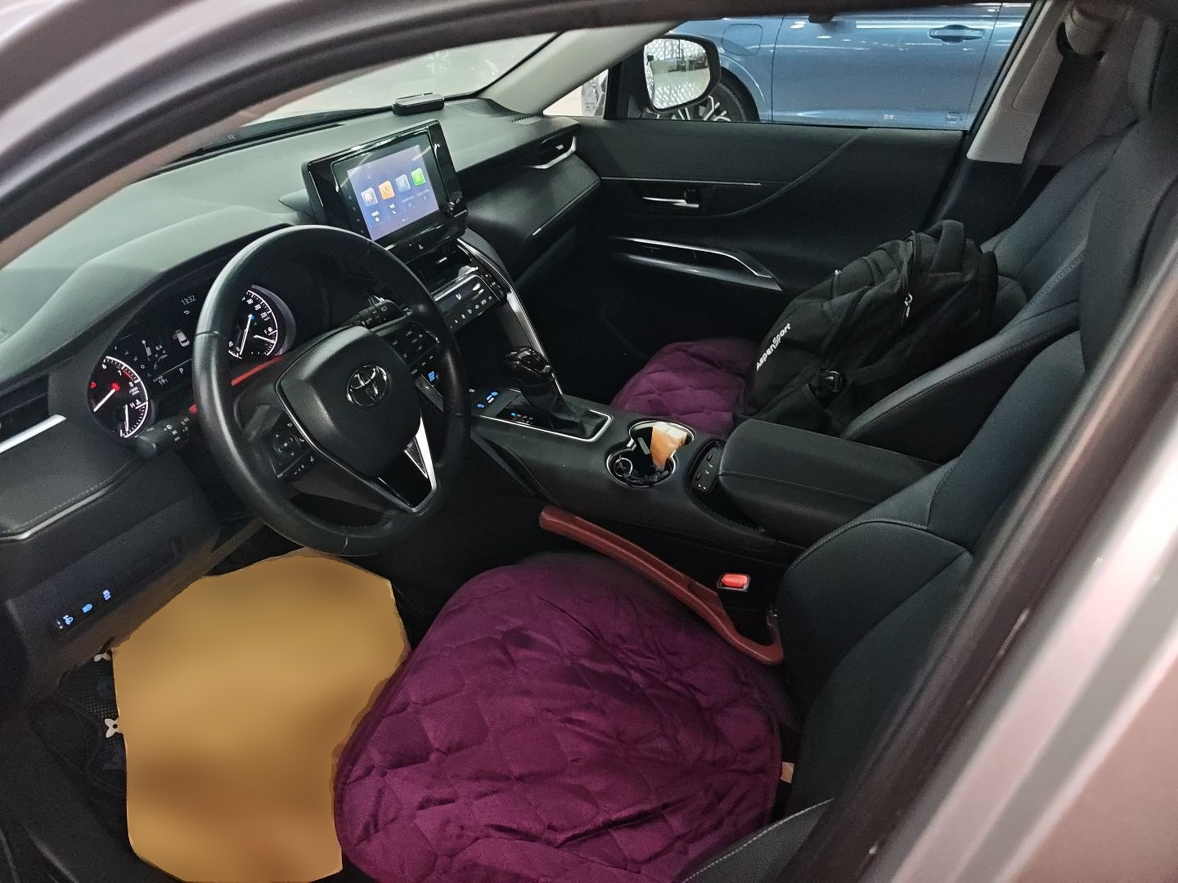 المقاعد الأمامية داخل السيارة